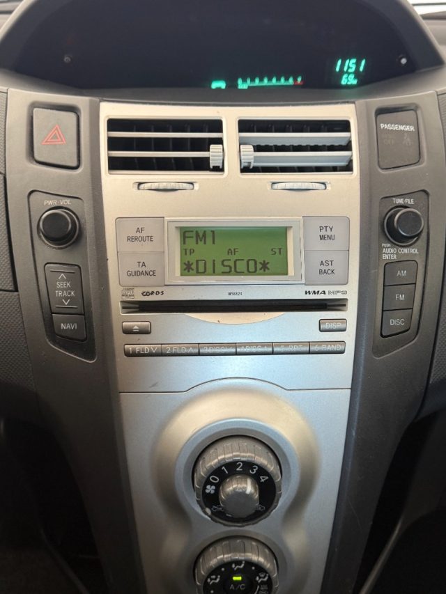 TOYOTA Yaris usata 11
