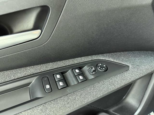 PEUGEOT 3008 usata, con Climatizzatore automatico, 2 zone