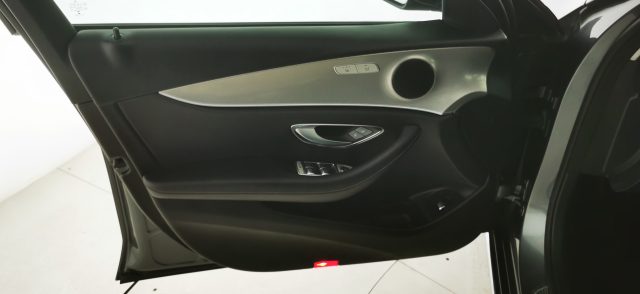 MERCEDES-BENZ E 220 usata, con Autoradio digitale