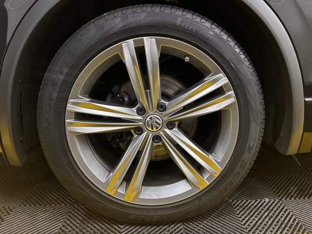 VOLKSWAGEN Tiguan usata, con Leve al volante