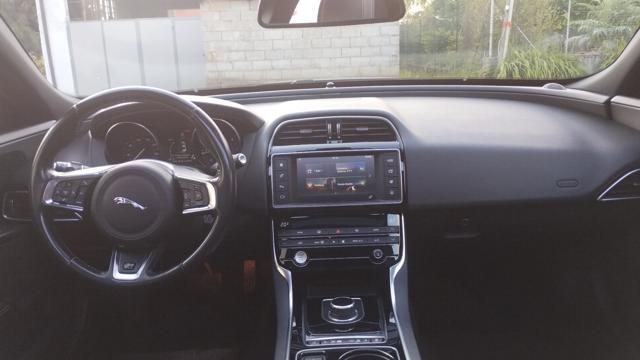 JAGUAR XE usata, con Leve al volante