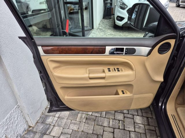 VOLKSWAGEN Touareg usata, con Autoradio