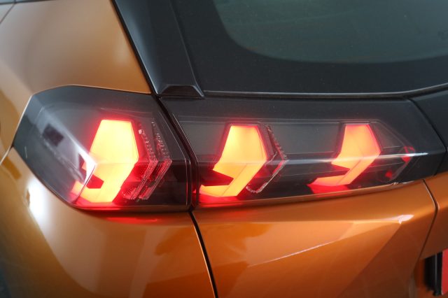 PEUGEOT 2008 usata 9
