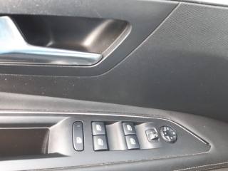 PEUGEOT 3008 usata, con Leve al volante