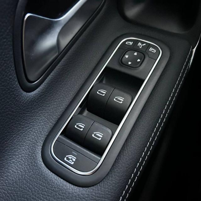 MERCEDES-BENZ A 180 usata, con Leve al volante