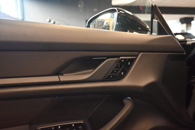 PORSCHE Taycan usata 41