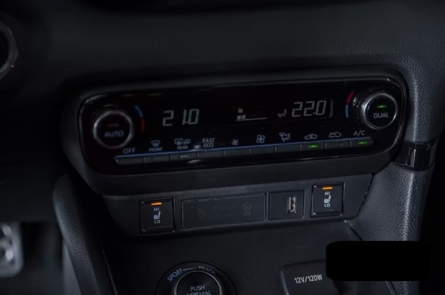 TOYOTA Yaris usata, con Cruise Control