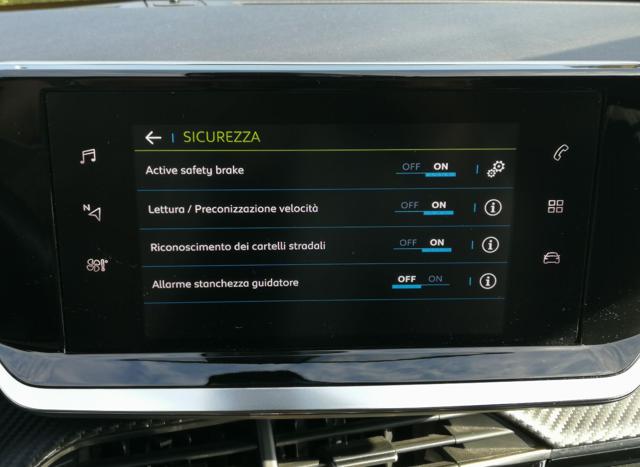 PEUGEOT 2008 usata, con Touch screen