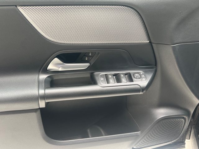 MERCEDES-BENZ GLA 180 usata, con Touch screen