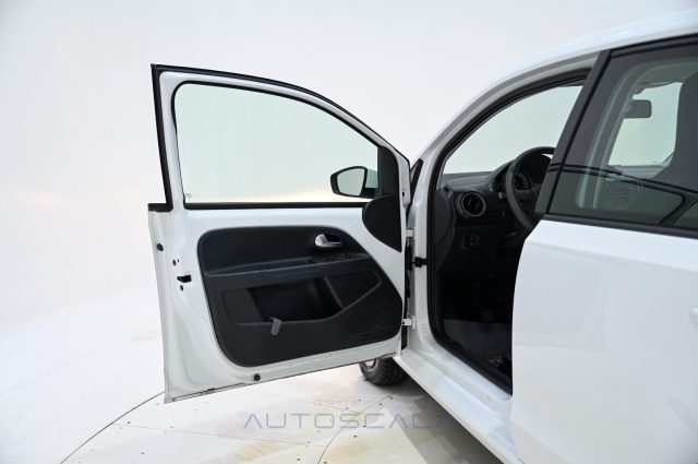 VOLKSWAGEN up! usata, con Autoradio
