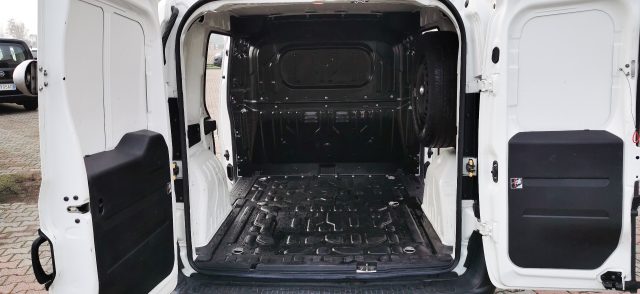 OPEL Combo usata, con Volante multifunzione