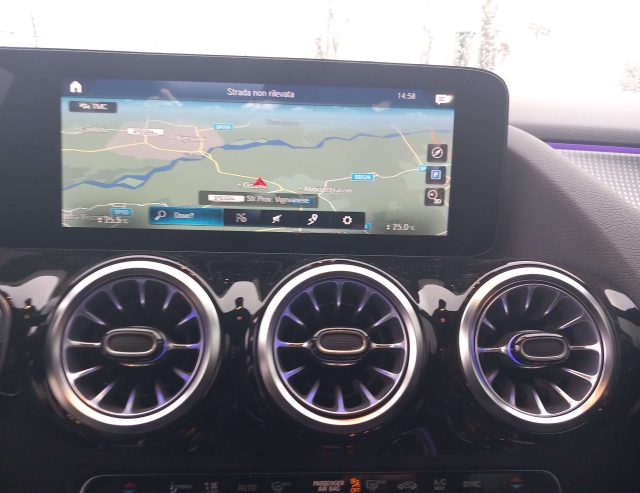 MERCEDES-BENZ GLA 200 usata, con Controllo automatico clima