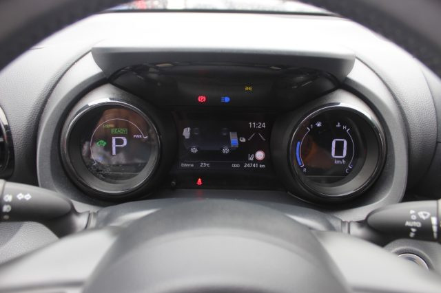 TOYOTA Yaris usata, con Fari LED