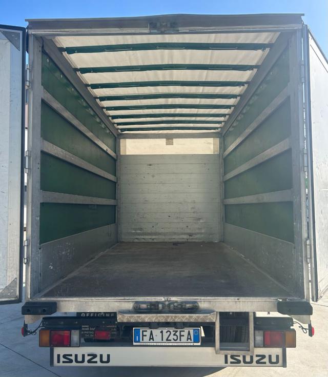 ISUZU NPR usata, con Autoradio