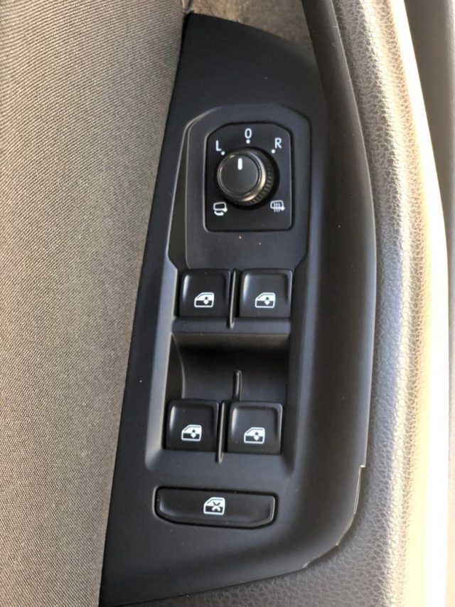 VOLKSWAGEN Passat Variant usata, con Luci diurne LED