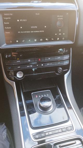 JAGUAR XE usata, con Leve al volante
