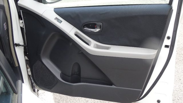 TOYOTA Yaris usata 51