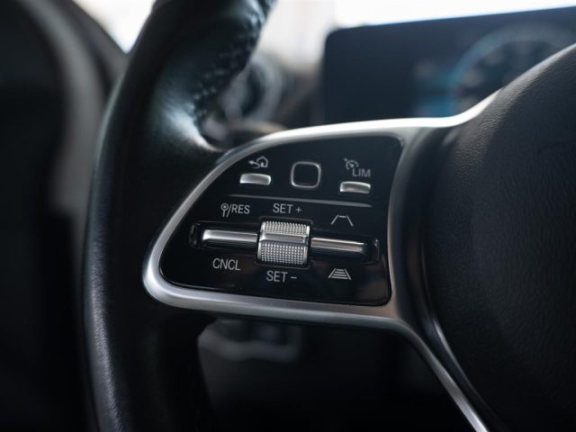 MERCEDES-BENZ GLA 180 usata, con Sedile posteriore sdoppiato