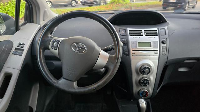 TOYOTA Yaris usata, con Specchietto retrovisore con funzione antiabbagliamento