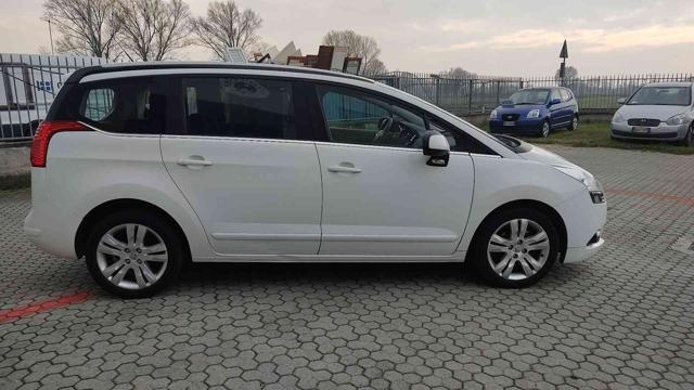 PEUGEOT 5008 usata, con Autoradio