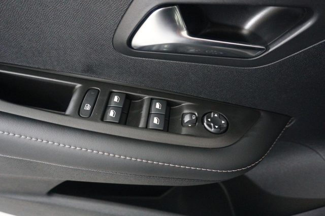 PEUGEOT 208 usata, con Touch screen